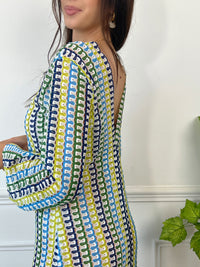 Cette robe ajourée aux nuances de vert et de bleu est l’essence même de la légèreté estivale. Son tissu délicatement travaillé laisse respirer la peau, offrant une sensation de fraîcheur idéale pour les journées ensoleillées. À la fois élégante et décontractée, elle sublime la silhouette tout en apportant une touche bohème et raffinée.