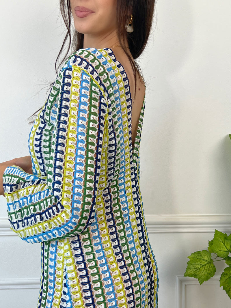 Cette robe ajourée aux nuances de vert et de bleu est l’essence même de la légèreté estivale. Son tissu délicatement travaillé laisse respirer la peau, offrant une sensation de fraîcheur idéale pour les journées ensoleillées. À la fois élégante et décontractée, elle sublime la silhouette tout en apportant une touche bohème et raffinée.