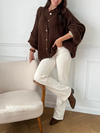 Ce jean écru Tall Lina, taille haute et extra long, est conçu pour sublimer votre silhouette. Il offre un confort optimal avec ses deux poches arrière, deux poches latérales et ses passants pour ceinture, parfait pour un style à la fois pratique et élégant.