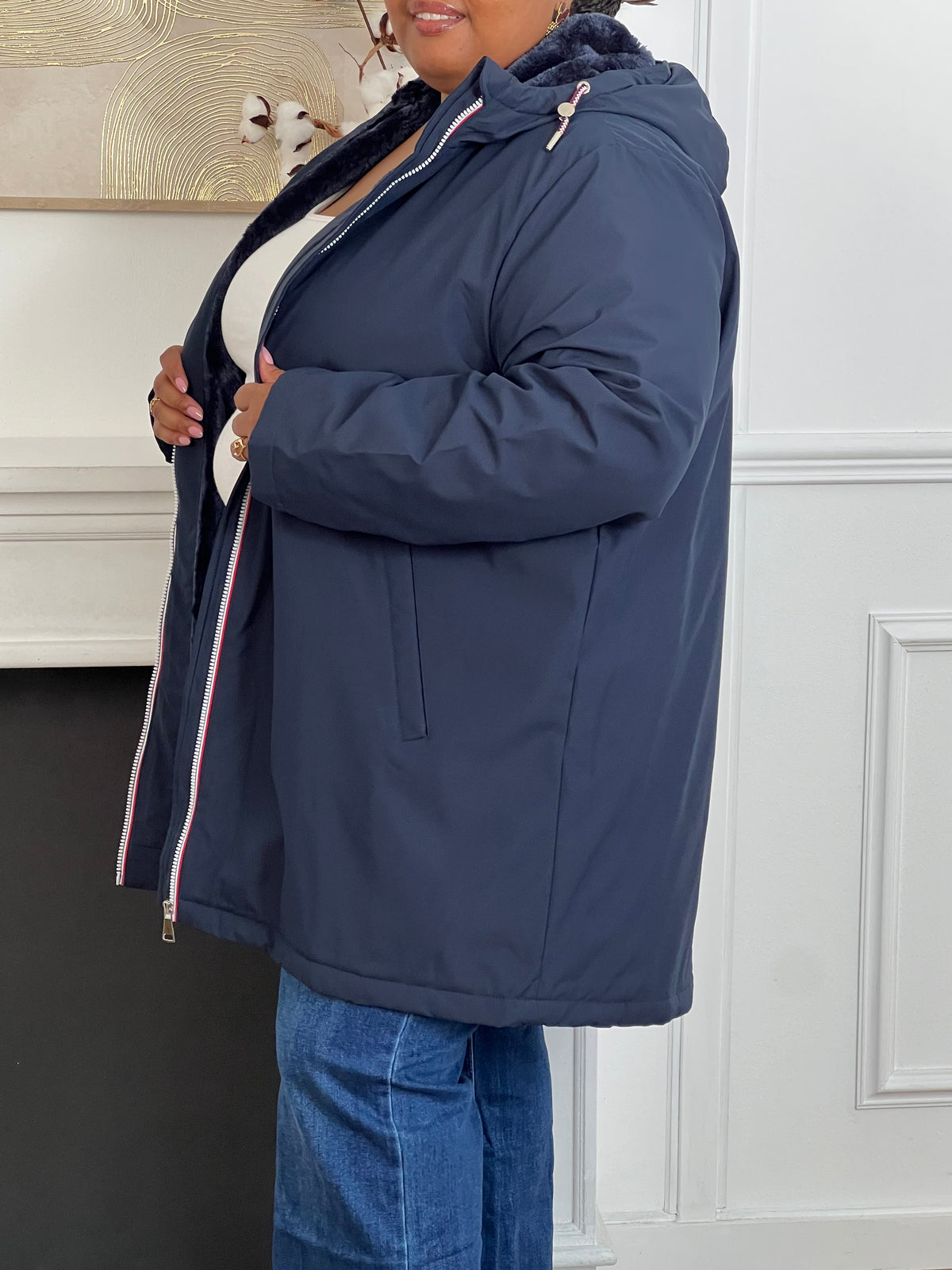 Ce manteau bleu marine combine style et chaleur avec élégance. Son intérieur fourré offre un confort douillet tout en vous protégeant du froid. Sa teinte bleu marine intemporelle et tendance en fait une pièce polyvalente, facile à assortir à toutes vos tenues d’hiver.
