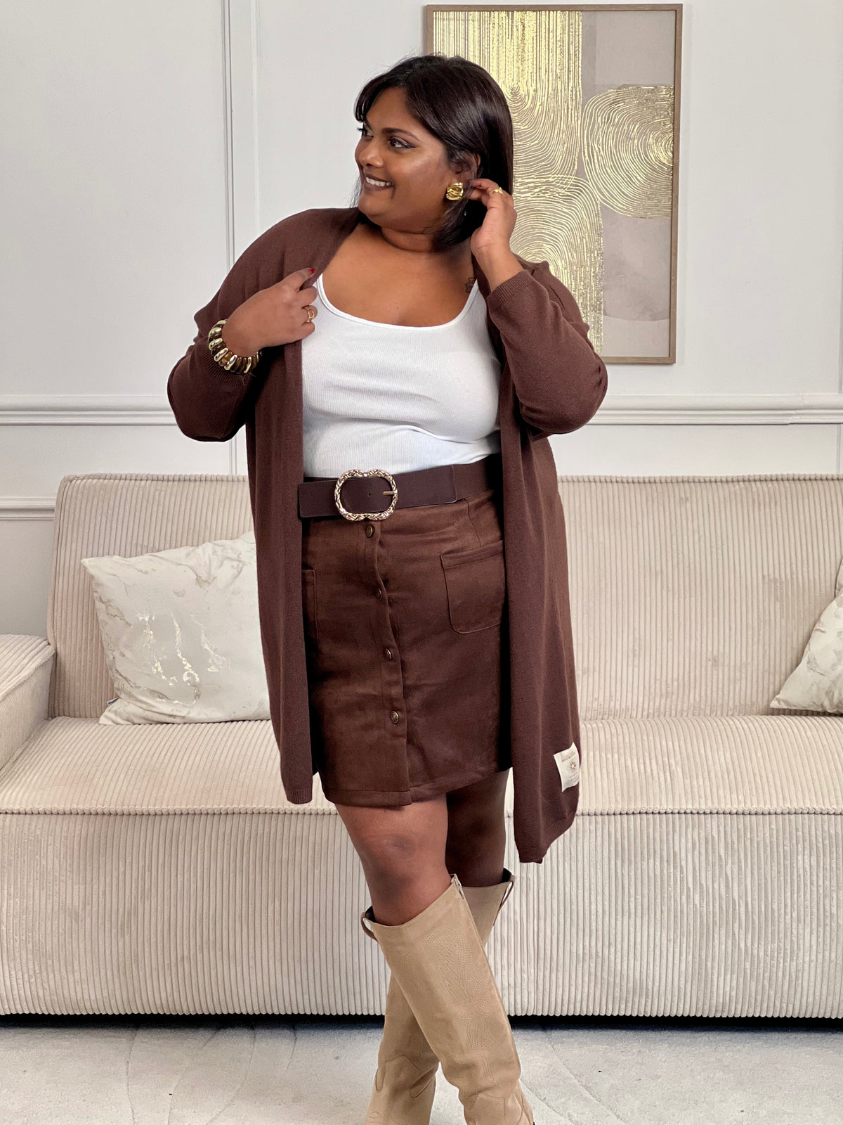 Douce et tendance, cette jupe courte marron effet daim séduit par sa texture veloutée et sa rangée de boutons sur le devant. Une pièce chic et intemporelle, parfaite pour un look automnal raffiné.