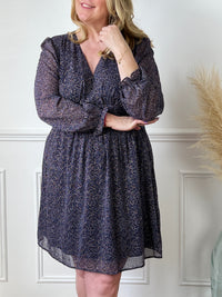 Plongez dans l'élégance avec cette robe bleue ornée de motifs marron et doré. Sa combinaison de couleurs vibrantes et de motifs subtils crée un équilibre parfait entre audace et sophistication. Parfaite pour illuminer vos journées et enchanter vos soirées.