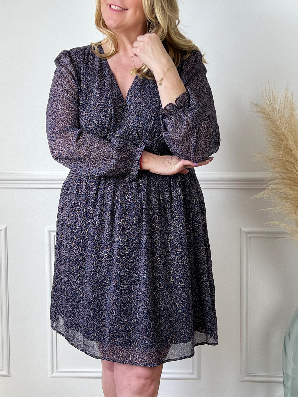 Plongez dans l'élégance avec cette robe bleue ornée de motifs marron et doré. Sa combinaison de couleurs vibrantes et de motifs subtils crée un équilibre parfait entre audace et sophistication. Parfaite pour illuminer vos journées et enchanter vos soirées.