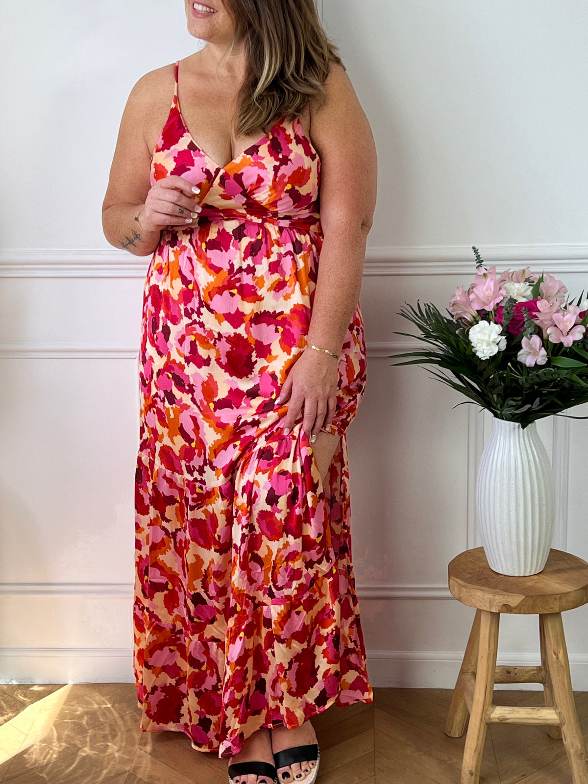 Cette robe longue colorée Curve : Benita est un must-have pour les journées d'été ! Avec ses bretelles réglables et sa taille élastique, elle offre un confort optimal et flatte votre silhouette. Doublée jusqu'à la mi-longueur, elle vous gardera au frais et élégante. Ajoutez de la couleur à votre garde-robe !