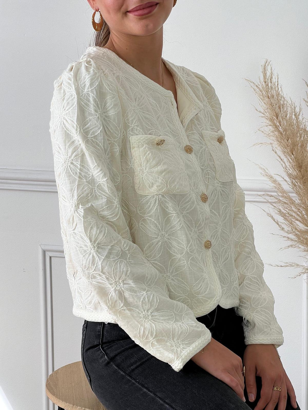 Chemise beige avec boutons dorés femme Chemise courte Col rond Manches longues Boutonnée sur le devant Détail tressé aux manches et le long des boutons Détails en relief fils noirs 2 poches sur la poitrine Doublée Couleur : beige Composition : 100% Polyester, Doublure : 100% Polyester Made in P.R.C