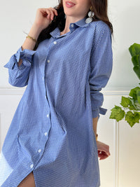 Cette robe chemise à carreaux bleue est un must-have pour une tenue à la fois décontractée et élégante. Les manches longues et le lien de serrage aux manches ajoutent une touche de sophistication, tandis que le col chemise et les boutons sur la longueur apportent une touche de style. Parfaite pour toutes les occasions, cette robe vous accompagnera avec confort et style.