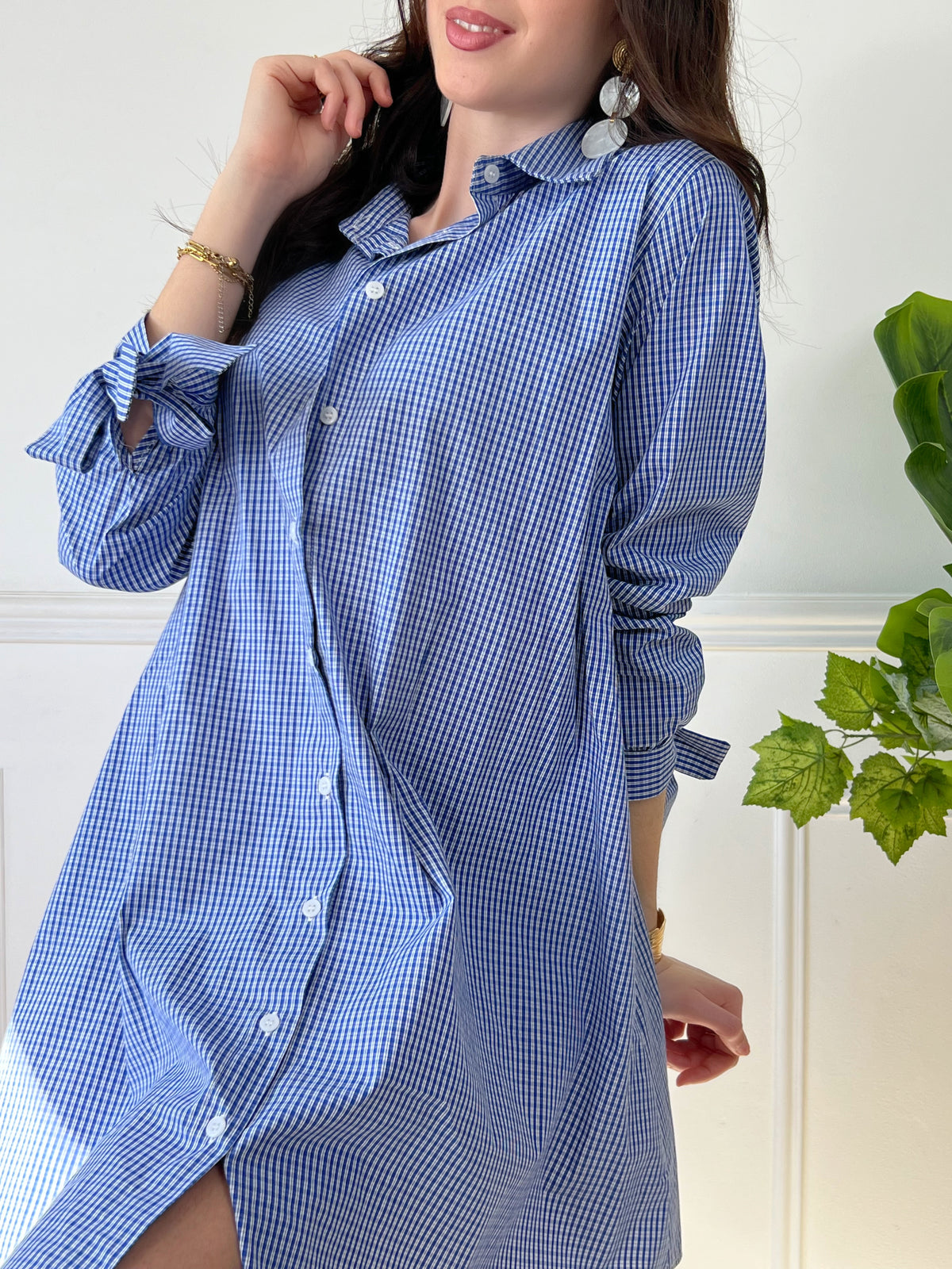 Cette robe chemise à carreaux bleue est un must-have pour une tenue à la fois décontractée et élégante. Les manches longues et le lien de serrage aux manches ajoutent une touche de sophistication, tandis que le col chemise et les boutons sur la longueur apportent une touche de style. Parfaite pour toutes les occasions, cette robe vous accompagnera avec confort et style.