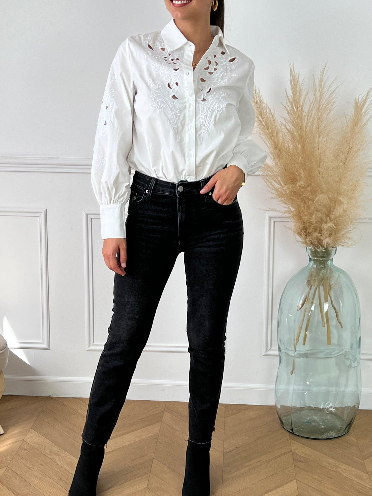 Jean noir femme  Jean taille haute Coupe slim Fermeture à zip avec un bouton 2 poches à l'avant et 2 poches à l'arrière Couleurs : noir Composition : 92% Coton, 5% Polyester, 3% Elasthanne Made in P.R.C
