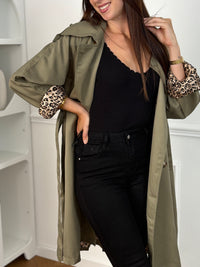 Ajoutez une touche de féminité et de style à votre garde-robe avec notre trench Marlyne en kaki. Doté d'une ceinture amovible à la taille et aux manches pour une silhouette flatteuse. Parfait pour toutes les occasions, ce trench est fendu à l'arrière pour un look à la fois chic et pratique.