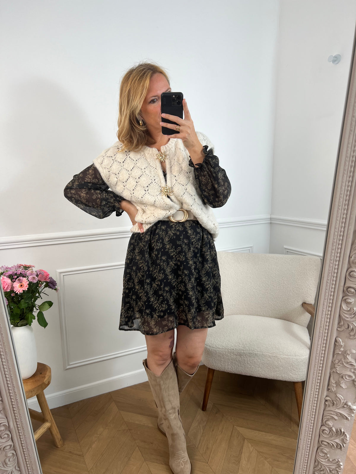 La robe courte Timy offre confort et élégance avec ses manches longues, son col cache-cœur et sa ceinture amovible. Ses motifs floraux en noir et beige donnent une touche élégante et féminine à cette pièce facile à porter au quotidien ou pour des occasions spéciales.