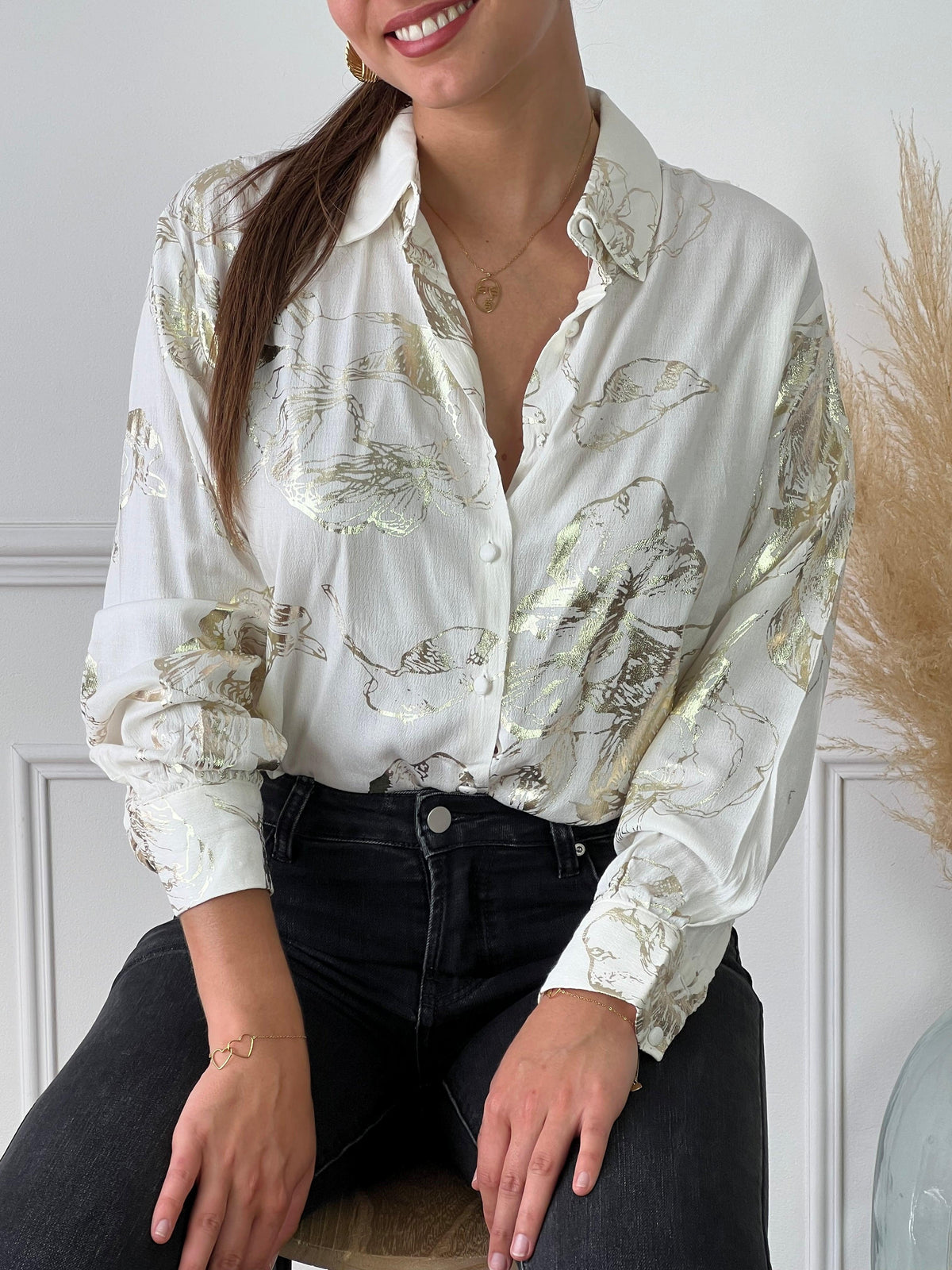 Chemise écrue et détails dorée légère femme Chemise manches longues Boutons sur la longueur Détails motifs brillants dorés Couleur : écru et doré Composition : 100% Viscose Lavage à la main obligatoire Made in P.R.C