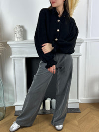 Vous allez adorer le confort et l'élégance de notre Pantalon gris Lisa. Avec son design droit et ses rayures blanches, il est parfait pour toutes les occasions. 