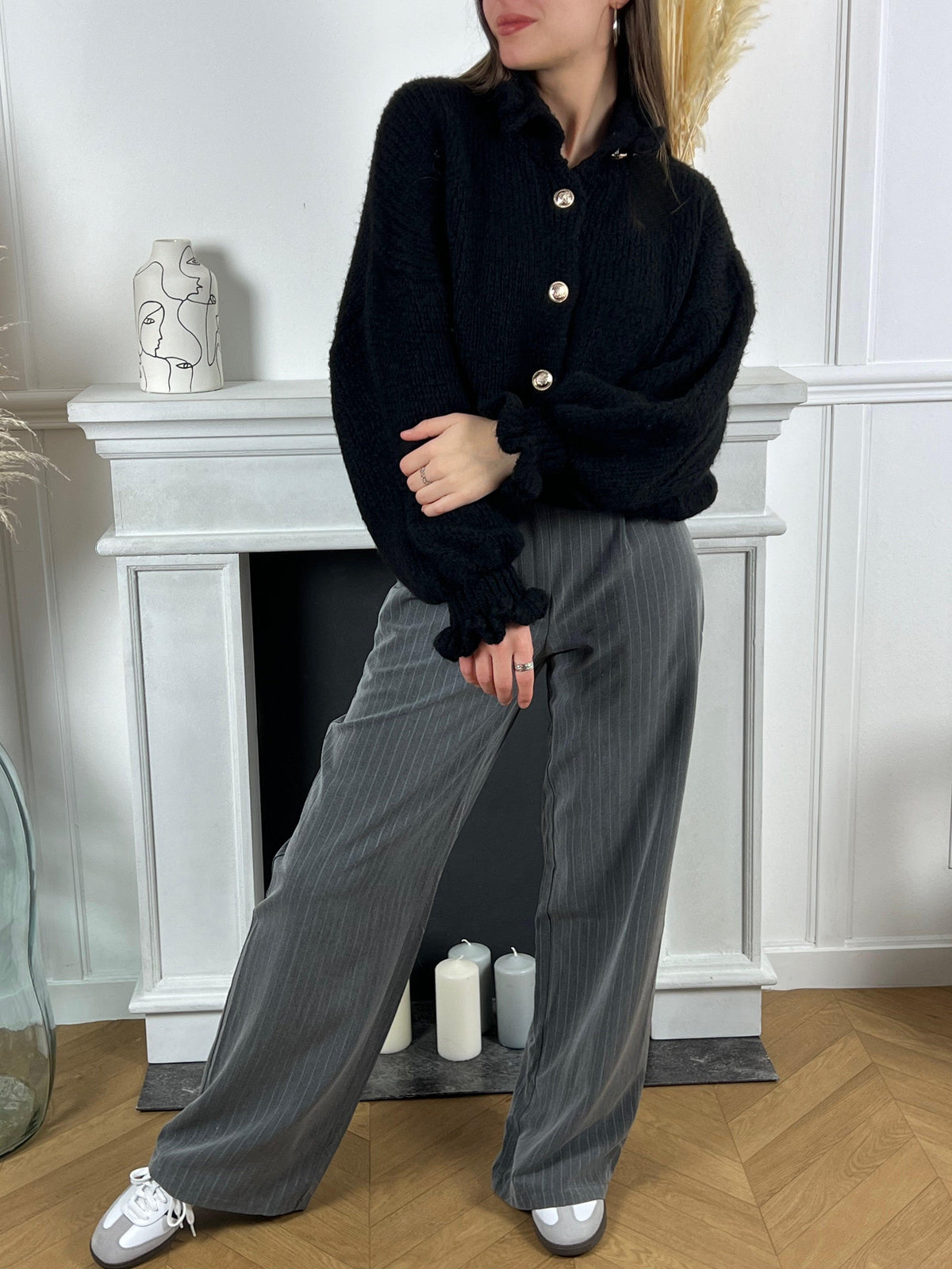 Vous allez adorer le confort et l'élégance de notre Pantalon gris Lisa. Avec son design droit et ses rayures blanches, il est parfait pour toutes les occasions. 