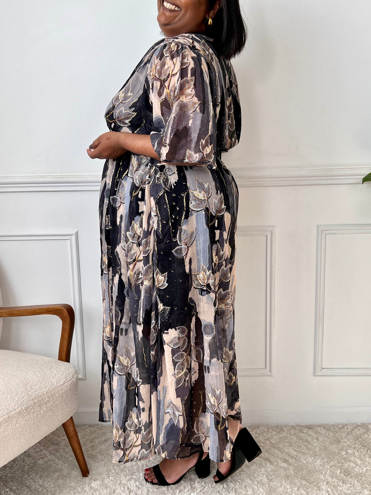 Féminine et délicate, cette robe longue doublée séduit par son col cache-cœur et ses manches courtes. Ses tons neutres de noir et beige évoquent la douceur du printemps, pour une allure romantique et raffinée.
