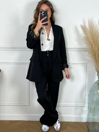Offrez-vous un look élégant avec la chemise Kea en coton écrue et noire pour femme. Avec son col V et ses motifs subtils, elle est idéale pour toutes les occasions. Légèrement transparente, elle est boutonnée sur la longueur et aux poignets avec un détail broderie noire.