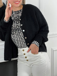 Blouse noire à carreaux avec détails ajourés femme Blouse manches longues Col rond Détails broderies fleurs ajourées Boutons écrues sur la longueur au dos et aux poignets Imprimés Vichy Couleur : écru, noir et gris Composition : 100% coton Made in P.R.C