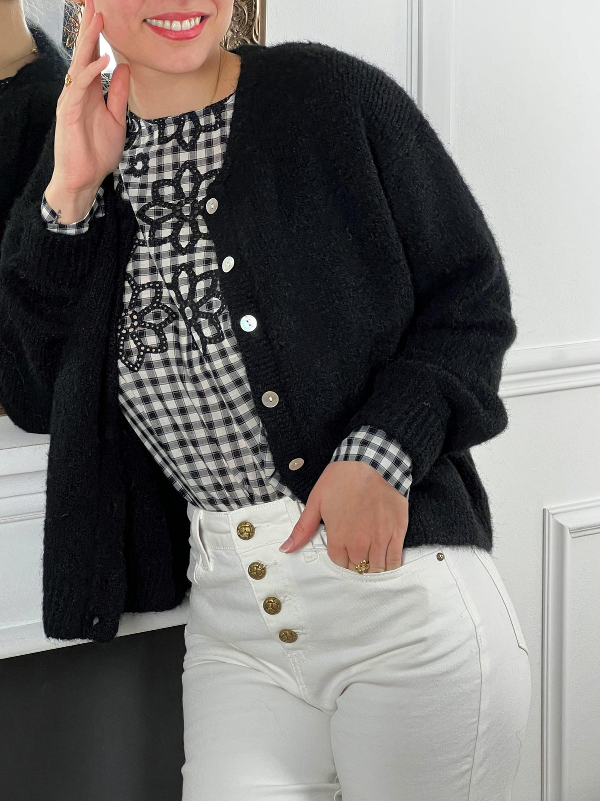 Blouse noire à carreaux avec détails ajourés femme Blouse manches longues Col rond Détails broderies fleurs ajourées Boutons écrues sur la longueur au dos et aux poignets Imprimés Vichy Couleur : écru, noir et gris Composition : 100% coton Made in P.R.C