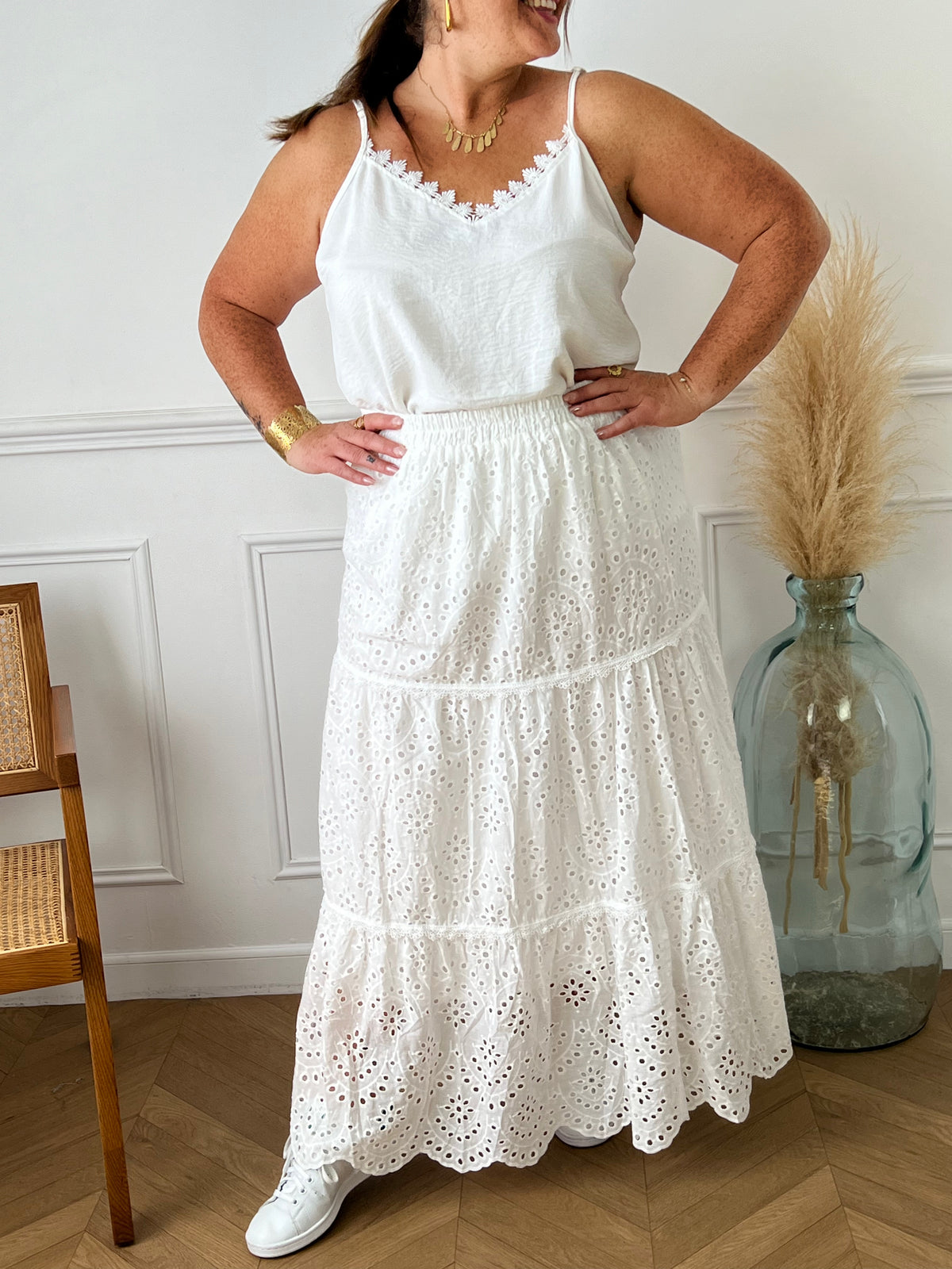 Laissez-vous séduire par notre jupe longue écrue en broderie, une pièce incontournable pour une allure élégante et raffinée. Confectionnée en 100% coton, cette jupe est non seulement douce et confortable, mais aussi légère et agréable à porter. La broderie délicate ajoute une touche de charme et de féminité, tandis que la doublure assure une opacité parfaite. Grâce à son élastique à la taille, cette jupe s'adapte parfaitement à votre silhouette pour un confort optimal tout au long de la journée.