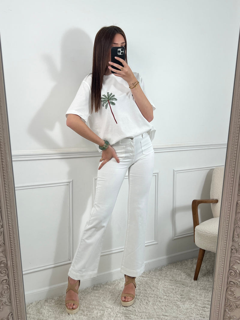 Un incontournable du dressing : ce jean blanc au style épuré sublime toutes les silhouettes. Ses poches avant discrètes ajoutent une touche pratique sans compromettre l’élégance. À porter sans modération, de jour comme de nuit.&nbsp;