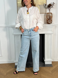 Jean bleu clair pour femme au style moderne et confortable, idéal pour un look tendance au quotidien. Ce modèle est doté de deux poches à l’avant et à l’arrière, de passants pour ceinture, ainsi que d’une fermeture éclair et d’un bouton pratique. Les détails tressés sur le devant apportent une touche originale et élégante à ce jean bleu incontournable.