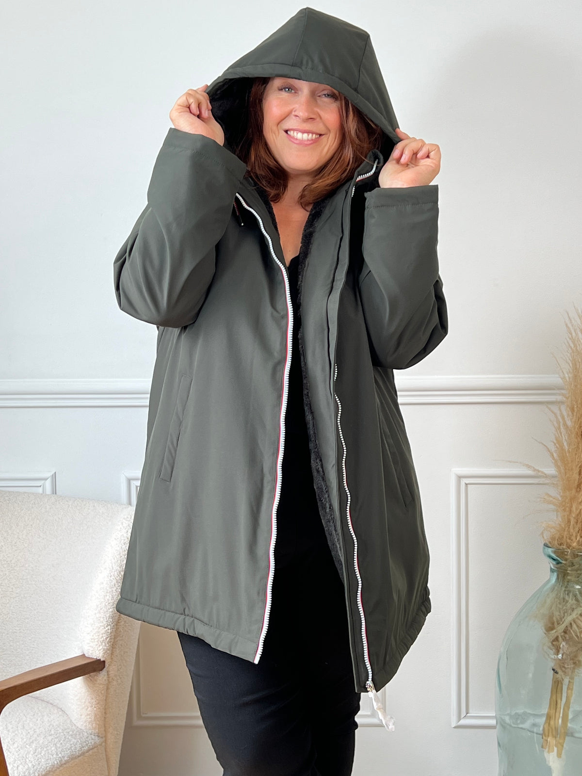 Ce manteau kaki combine style et chaleur avec élégance. Son intérieur fourré offre un confort douillet tout en vous protégeant du froid. Sa teinte kaki intemporelle et tendance en fait une pièce polyvalente, facile à assortir à toutes vos tenues d’hiver.