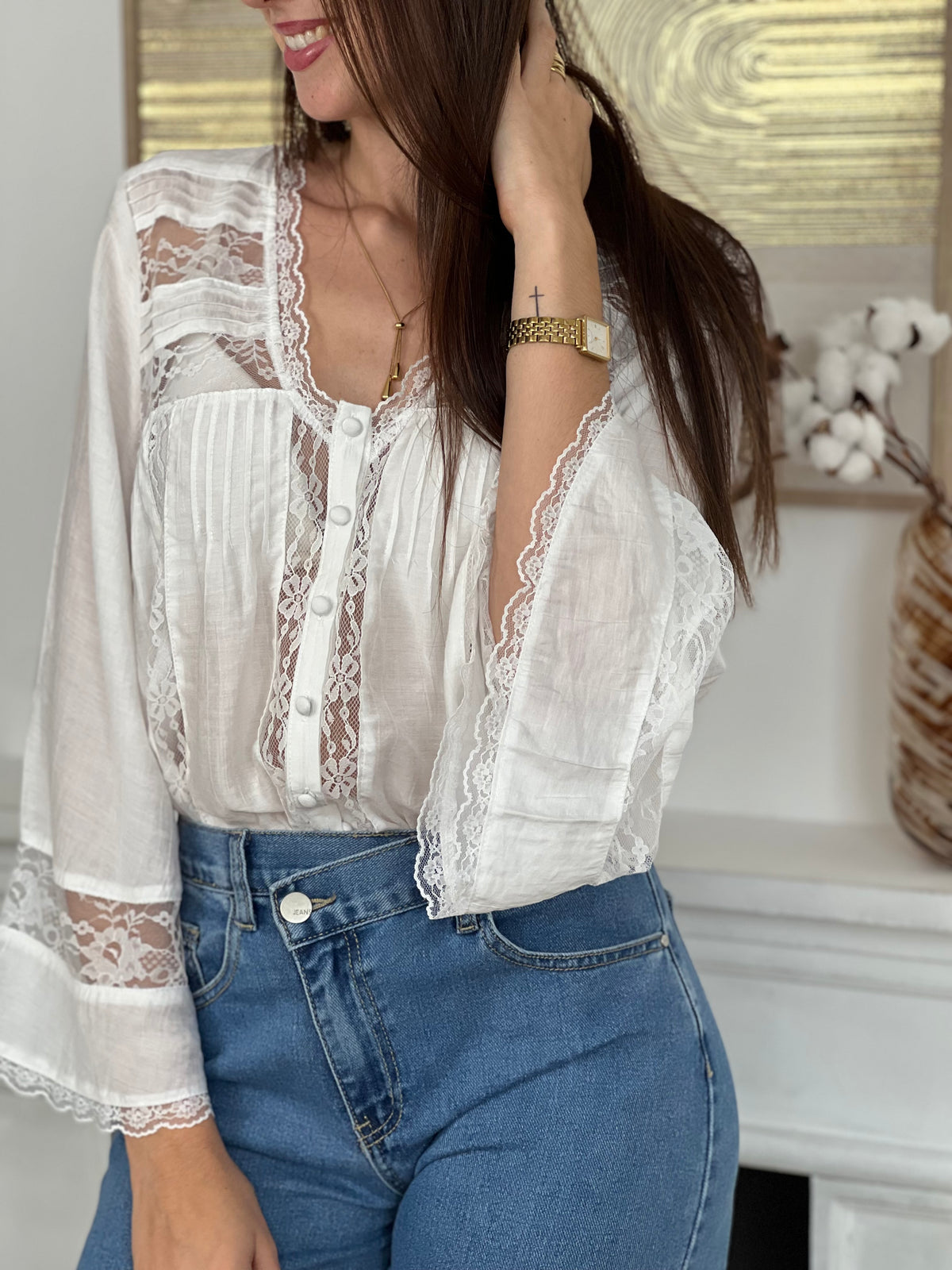 Cette chemise écru séduit par sa délicatesse et son élégance naturelle. Ses détails ajourés, sublimés par une fine broderie, apportent une touche de féminité et de raffinement. Légère et intemporelle, elle se porte aussi bien au quotidien que pour des occasions plus habillées.