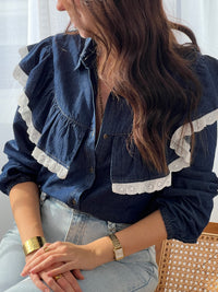 Cette chemise bleue Elyna allie élégance et confort avec son col classique et ses manches élastiques qui facilitent le mouvement. Les boutons sur toute la longueur permettent un enfilage pratique, tandis que le volant orné d'une broderie écrue apporte une touche délicate et raffinée.