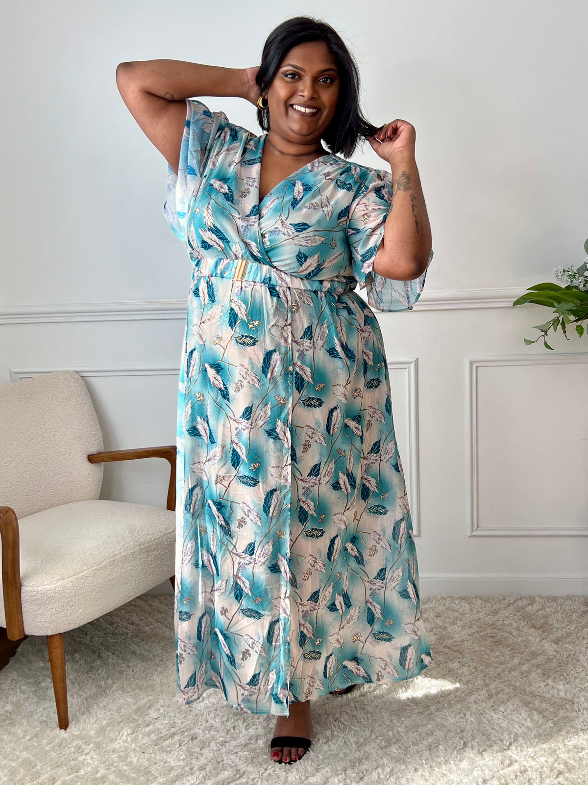 La robe Pia est parfaite pour un style décontracté et confortable. Avec ses manches courtes et son col cache coeur, elle est à la fois élégante et pratique.&nbsp;