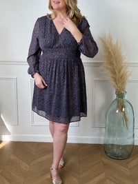 Plongez dans l'élégance avec cette robe bleue ornée de motifs marron et doré. Sa combinaison de couleurs vibrantes et de motifs subtils crée un équilibre parfait entre audace et sophistication. Parfaite pour illuminer vos journées et enchanter vos soirées.