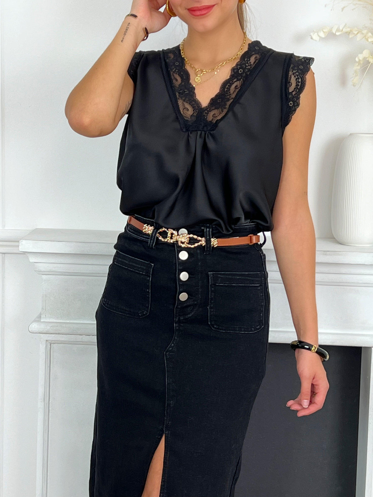 Jupe longue noire avec fente sur le devant femme Jupe longue Coupe droite Boutons argentés sur le devant Poches sur le devant et à l'arrière Fente sur le devant  Couleur : noir Composition : 69% Coton, 29% Polyester, 2% Élasthanne Lavage à la main obligatoire Made in P.R.C