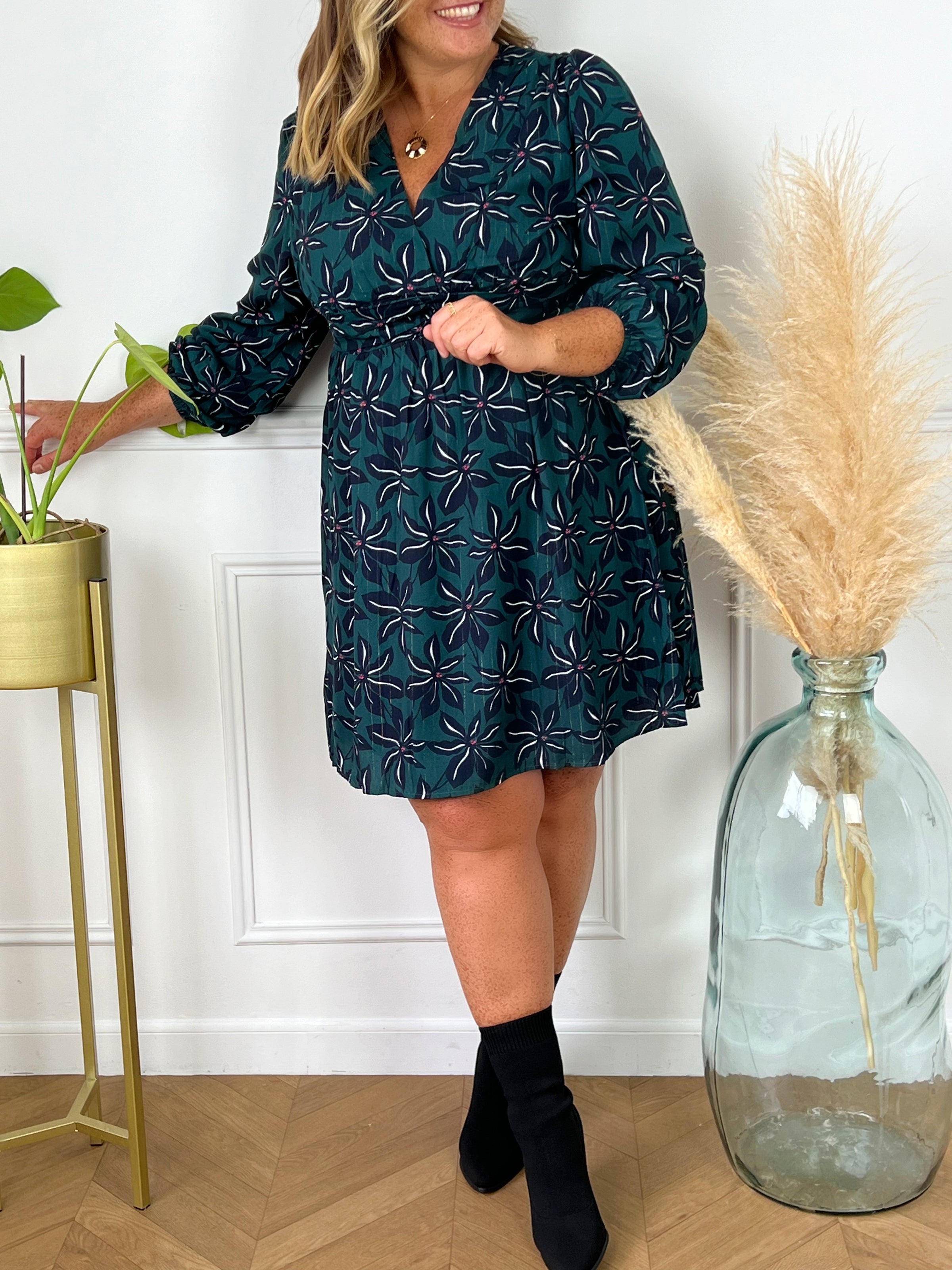 Robe à motif courte grande taille Robe courte à manches longues Col V Elastique à l'arrière au dos et aux poignets Doublée sauf aux manches Fil lurex doré Couleurs : vert, bleu, ecru et rouge Composition : 60% Polyester, 40% Viscose Lavage à la main obligatoire  Made in P.R.C