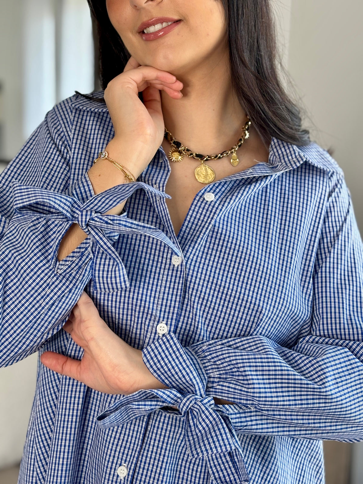 Cette robe chemise à carreaux bleue est un must-have pour une tenue à la fois décontractée et élégante. Les manches longues et le lien de serrage aux manches ajoutent une touche de sophistication, tandis que le col chemise et les boutons sur la longueur apportent une touche de style. Parfaite pour toutes les occasions, cette robe vous accompagnera avec confort et style.