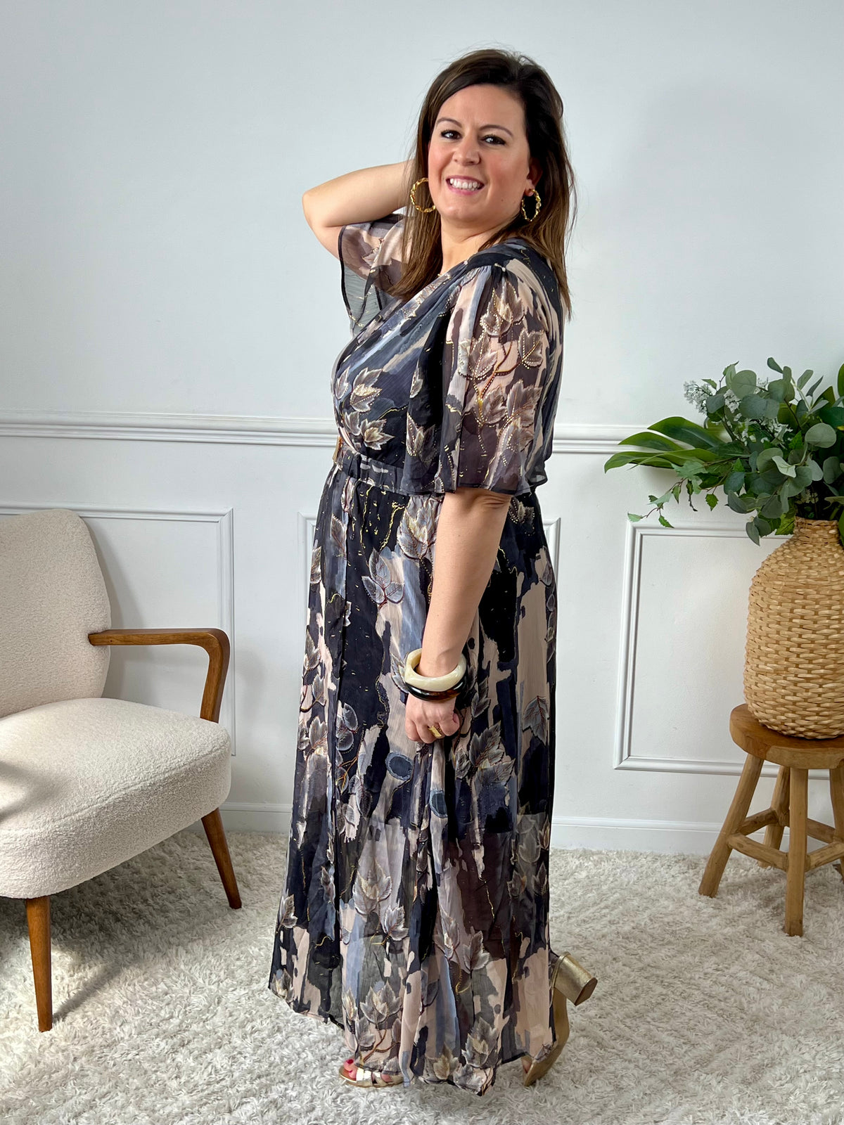 Féminine et délicate, cette robe longue doublée séduit par son col cache-cœur et ses manches courtes. Ses tons neutres de noir et beige évoquent la douceur du printemps, pour une allure romantique et raffinée.