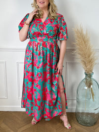 Plongez dans un tourbillon de couleurs avec cette robe vibrante, mêlant des tons de vert, de rose et de rouge. Sa palette audacieuse évoque la joie et la vitalité, tandis que sa coupe flatteuse met en valeur votre silhouette avec élégance.