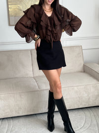 Alliant style et confort, cette jupe-short noire offre une allure chic et moderne. Sa coupe fluide et pratique met en valeur la silhouette tout en assurant une parfaite liberté de mouvement.