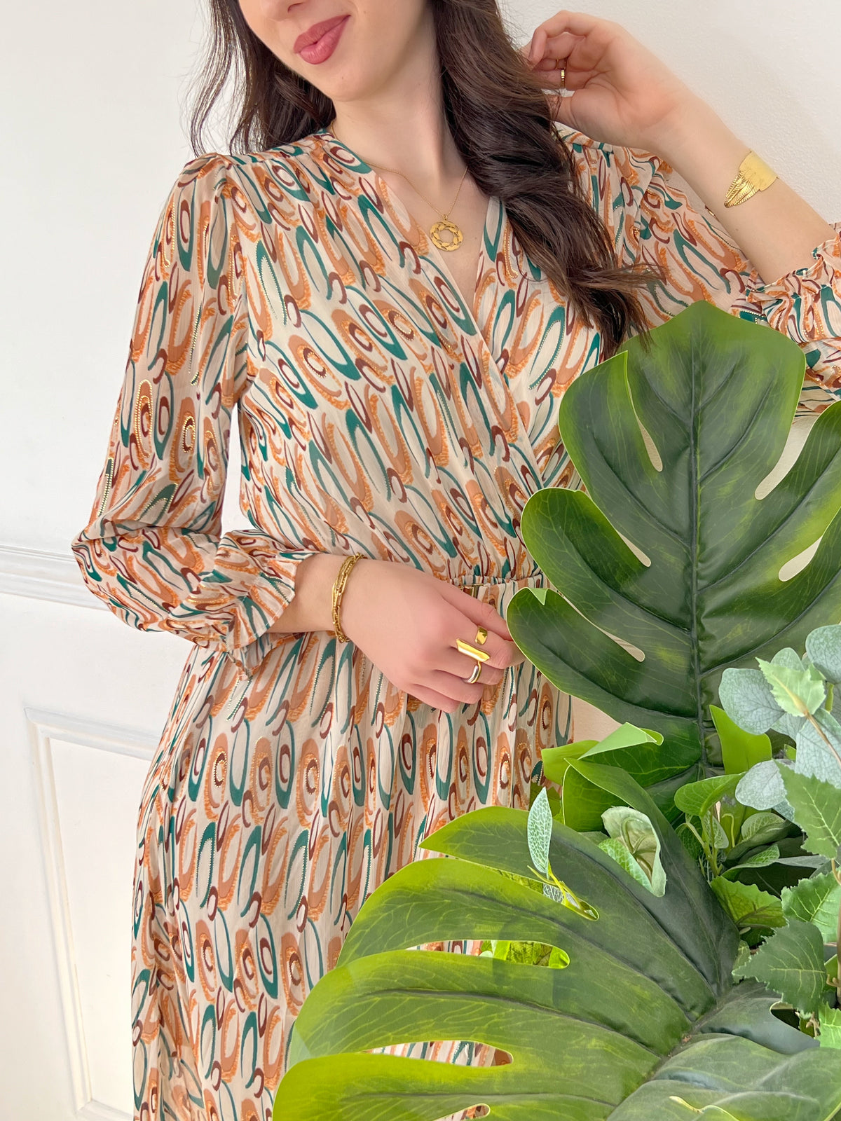Découvrez notre robe longue beige à motifs : Catia. Avec son col cache coeur et bouton, ses manches longues, sa ceinture amovible et sa taille élastique, cette robe offre un style élégant et confortable. Idéale pour toutes occasions, mettez en valeur votre silhouette tout en restant tendance.