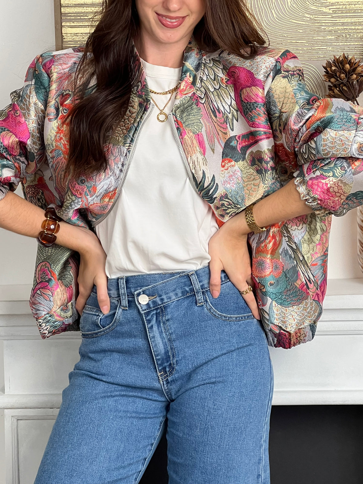 Le jean Alyna, spécialement conçu pour les femmes tall, combine une coupe barrel extra longue avec un bouton asymétrique sur le côté. Pratique et élégant, il propose quatre poches et des passants pour une ceinture.