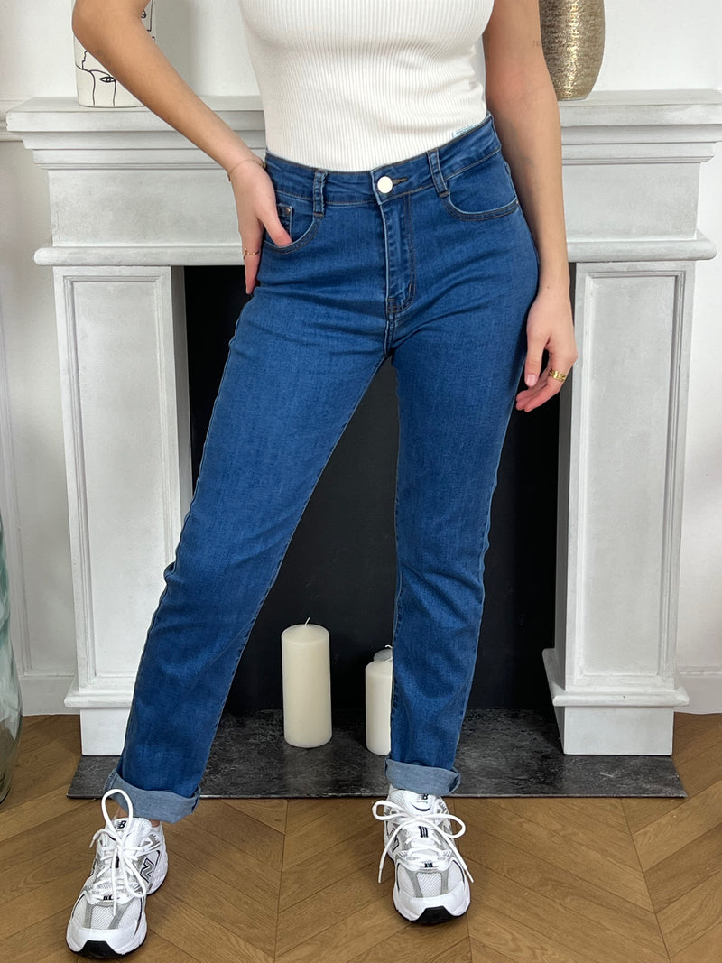 Un jean bleu basique, essentiel dans toute garde-robe, alliant confort et polyvalence pour un look décontracté et intemporel. Parfait pour un style casual au quotidien, ce jean vous offre une silhouette élégante et une allure décontractée en toute simplicité.