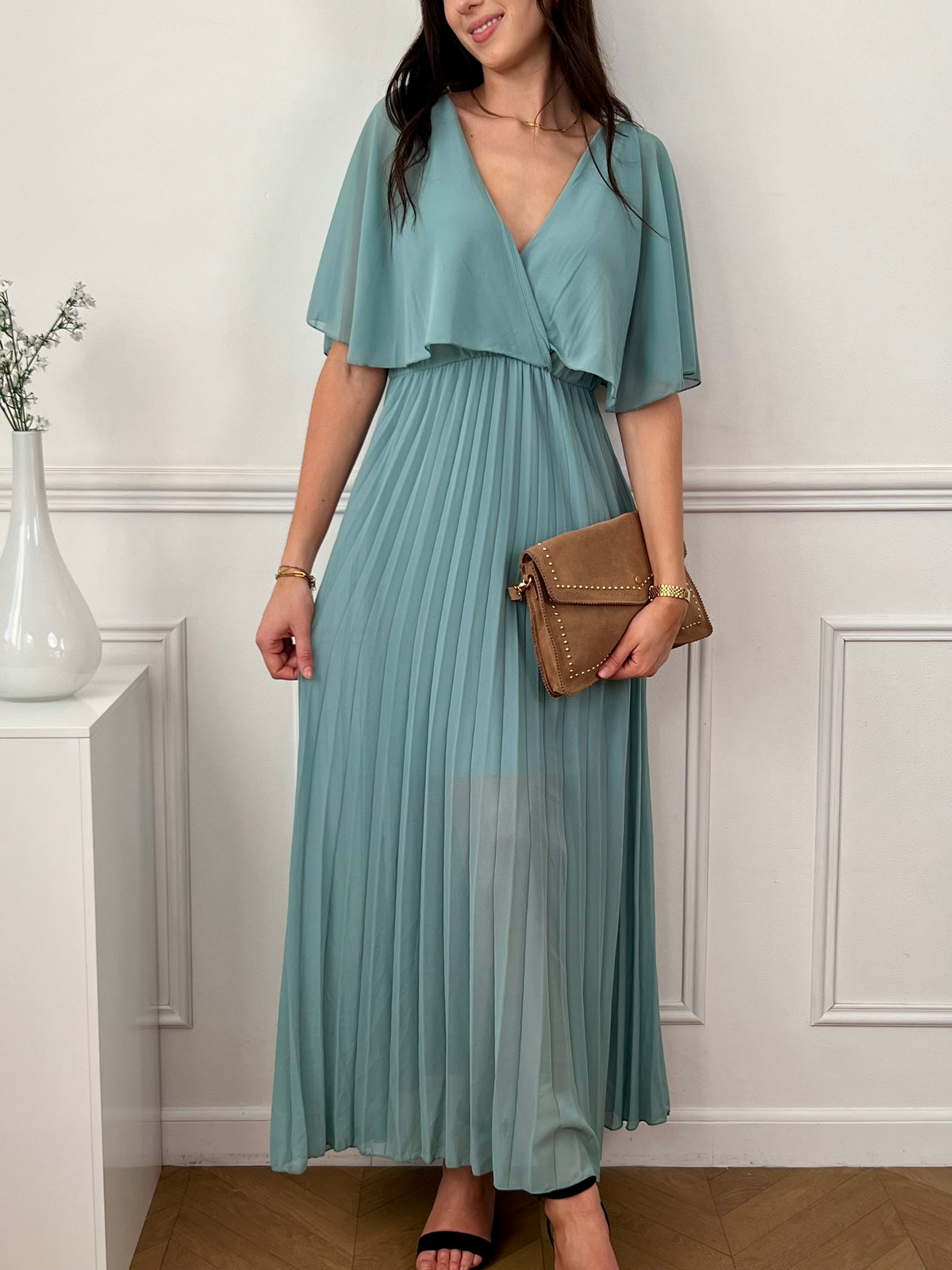 Cette robe mettra en valeur vos épaules grâce à son voile léger et ajoute une touche de féminité à votre tenue. Parfaite pour toute occasion spéciale, cette robe sera le choix idéal pour un look à la fois gracieux et moderne. Disponible en plusieurs coloris.