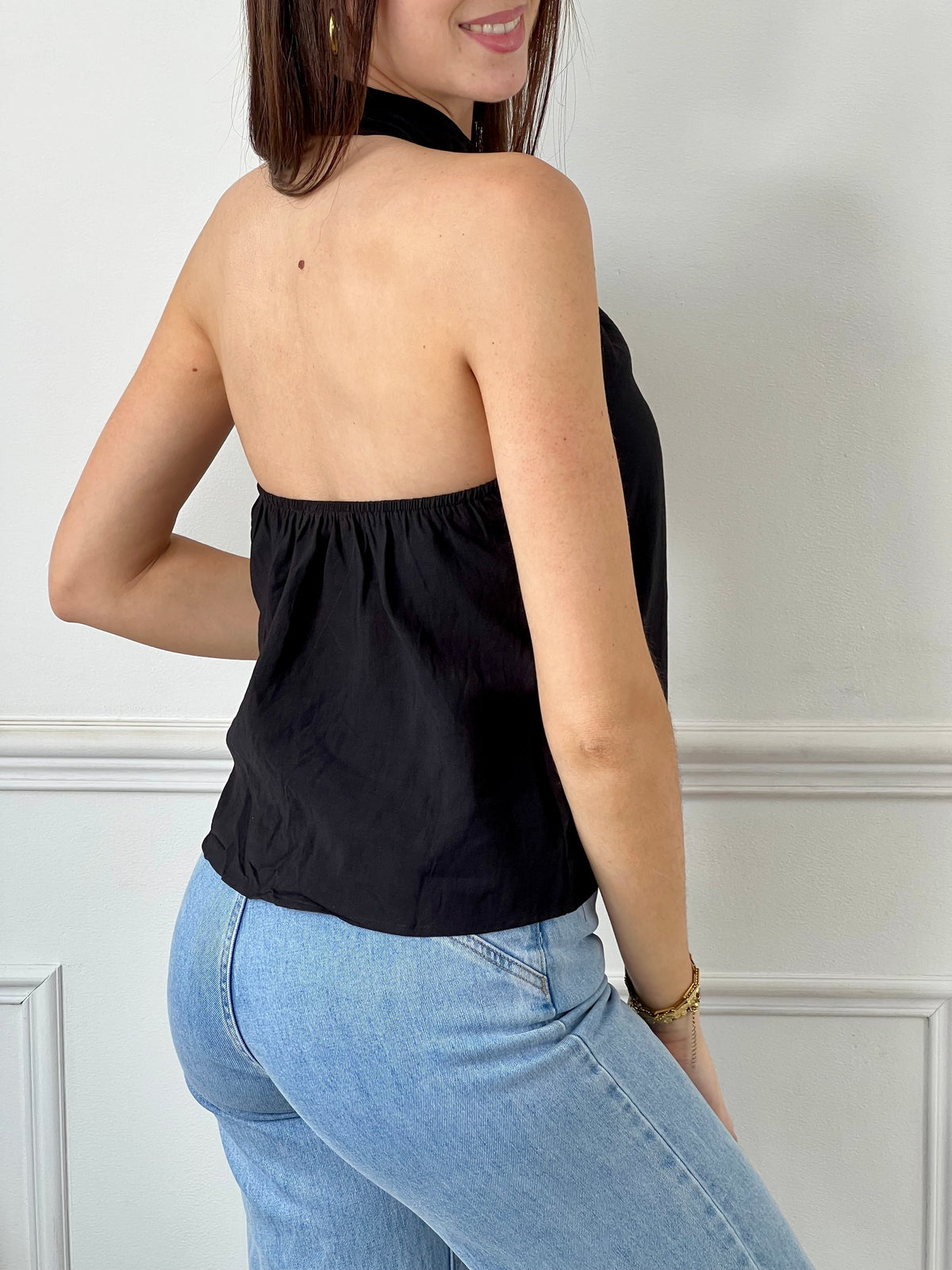 Le détail doré au col ajoute une touche chic, tandis que le dos nu élastique et le col montant apportent une touche de sensualité. Sans manches, ce top est idéal pour les journées ensoleillées ou les soirées en ville.&nbsp;
