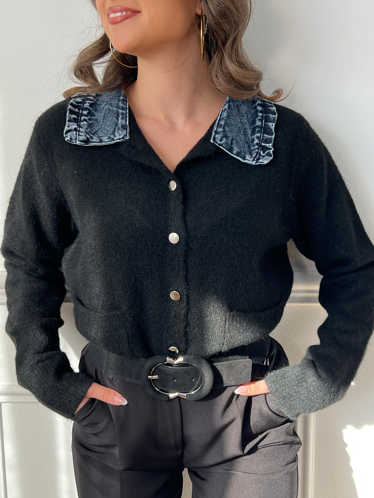 Découvrez notre gilet noir Alba au col chemise effet jean, parfait pour un look casual chic ! Avec ses manches longues et ses 2 poches pratiques, il vous accompagnera partout. Les boutons sur la longueur ajoutent une touche de style supplémentaire. Optez pour l'élégance et le confort avec ce gilet unique !