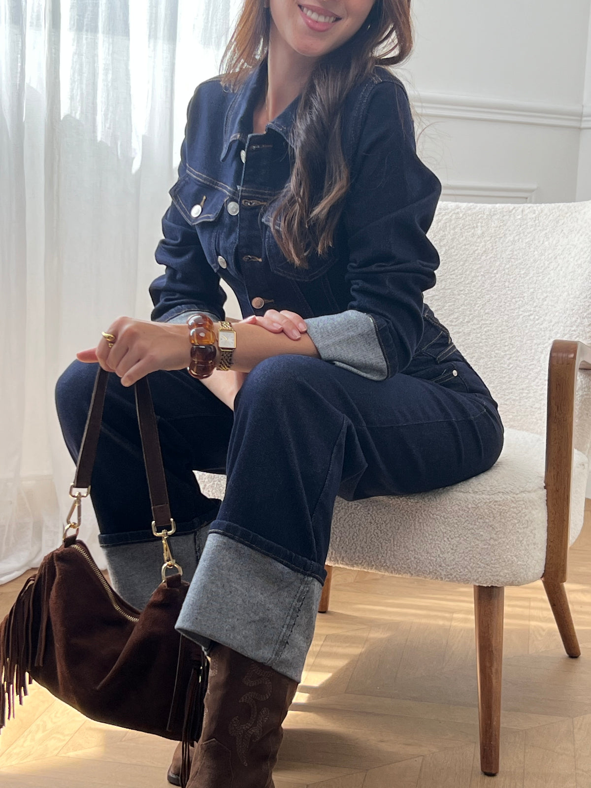 La combinaison longue en jean brut : un classique indémodable qui allonge la silhouette et se porte aussi bien casual qu’élégante. Confort et style réunis en une seule pièce.