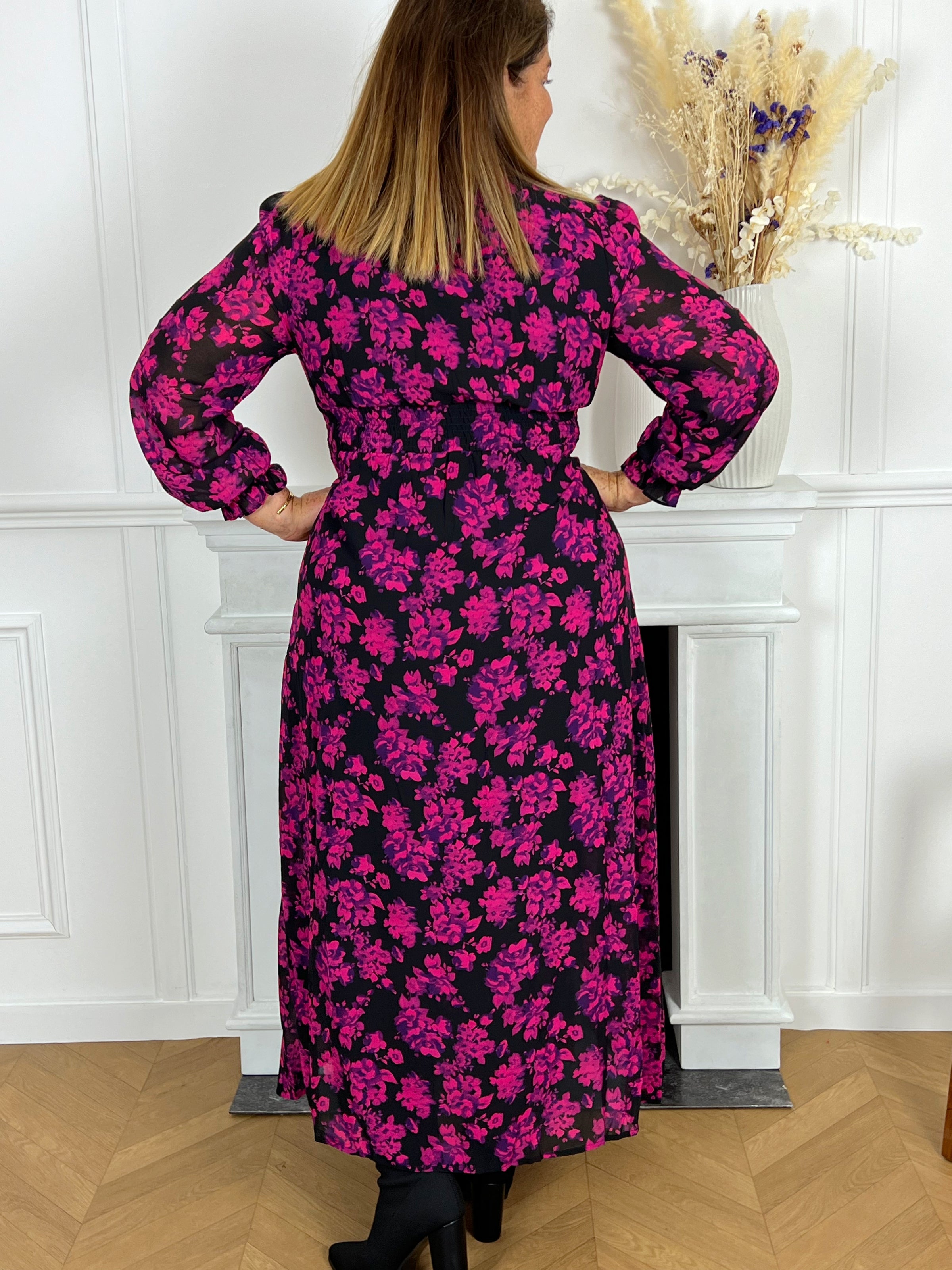 Robe longue manches longue grande taille femme Robe longue manches longues Col V Elastique à la taille au dos et aux poignets Boutons factices sur le devant Fendue sur les côtés sur le bas de la robe Couleur : noir, rose et violet Doublée sauf aux manches Motif floral Composition : 60% Polyester, 40% Viscose Lavage à la main obligatoire Made in R.P.C