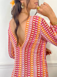 Cette robe ajourée aux nuances de rose et de orange est l’essence même de la légèreté estivale. Son tissu délicatement travaillé laisse respirer la peau, offrant une sensation de fraîcheur idéale pour les journées ensoleillées. À la fois élégante et décontractée, elle sublime la silhouette tout en apportant une touche bohème et raffinée.