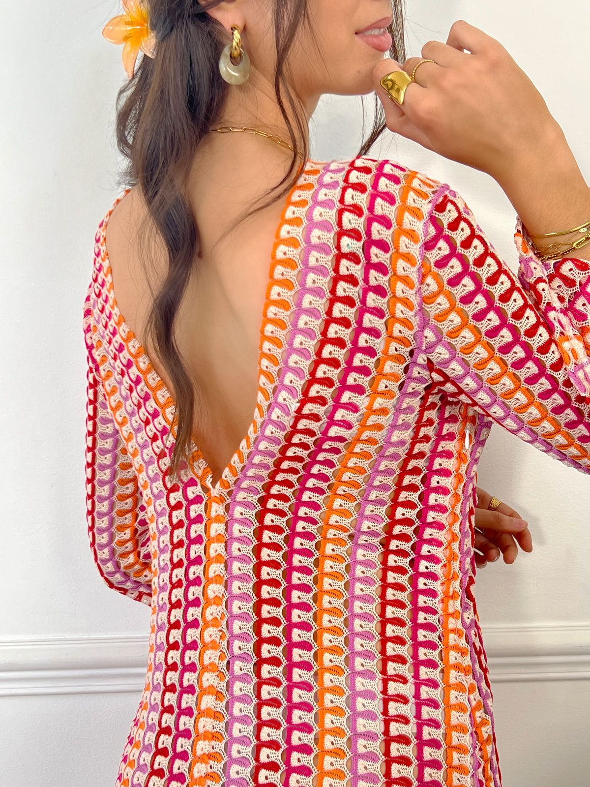 Cette robe ajourée aux nuances de rose et de orange est l’essence même de la légèreté estivale. Son tissu délicatement travaillé laisse respirer la peau, offrant une sensation de fraîcheur idéale pour les journées ensoleillées. À la fois élégante et décontractée, elle sublime la silhouette tout en apportant une touche bohème et raffinée.
