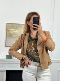 Intemporel et tendance, ce perfecto en effet daim beige séduit par sa douceur et son allure moderne. Sa coupe ajustée met en valeur la silhouette tandis que ses finitions apportent une touche élégante et décontractée à la fois. Une pièce incontournable pour sublimer toutes vos tenues, du quotidien aux occasions spéciales.