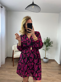 La robe pour femme avec manches longues, courte et col cache-cœur, offre une silhouette flatteuse et élégante. Les manches longues ajoutent une couverture, tandis que le col cache-cœur accentue joliment la poitrine. Cette robe courte est une option chic pour diverses occasions, alliant style et confort pour les femmes.