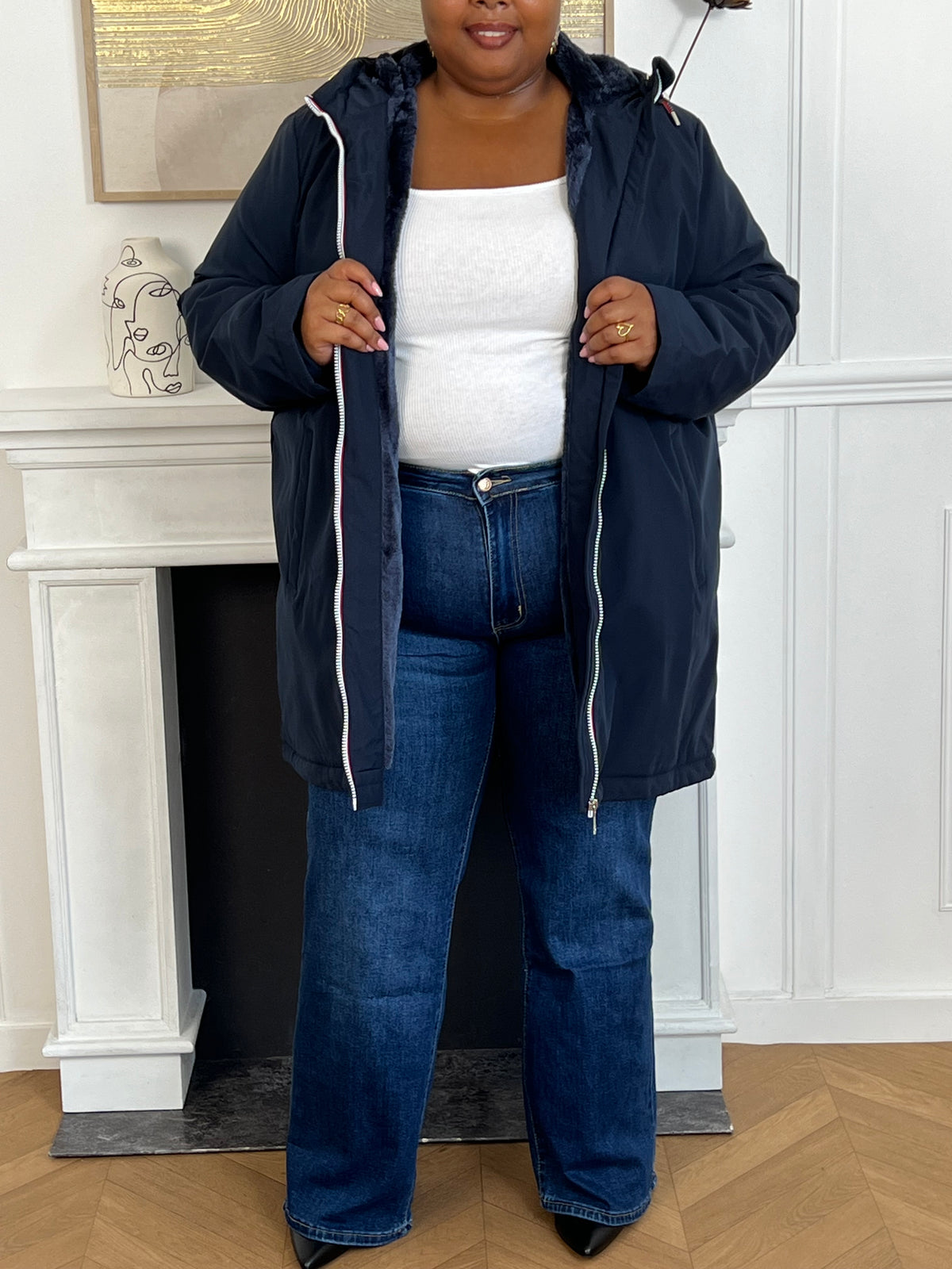 Ce manteau bleu marine combine style et chaleur avec élégance. Son intérieur fourré offre un confort douillet tout en vous protégeant du froid. Sa teinte bleu marine intemporelle et tendance en fait une pièce polyvalente, facile à assortir à toutes vos tenues d’hiver.