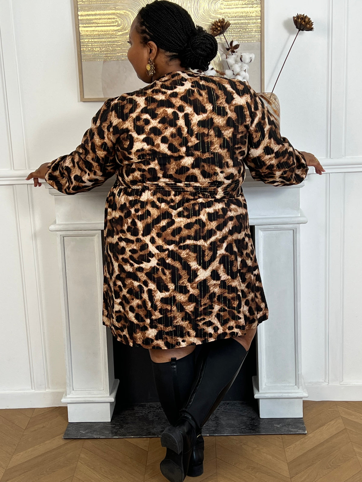 La robe courte Line, conçue pour les grandes tailles, combine un motif léopard dynamique avec un design confortable. Sa taille élastique au dos assure un maintien adapté, tandis que les manches longues avec volants aux poignets apportent une touche élégante et féminine.