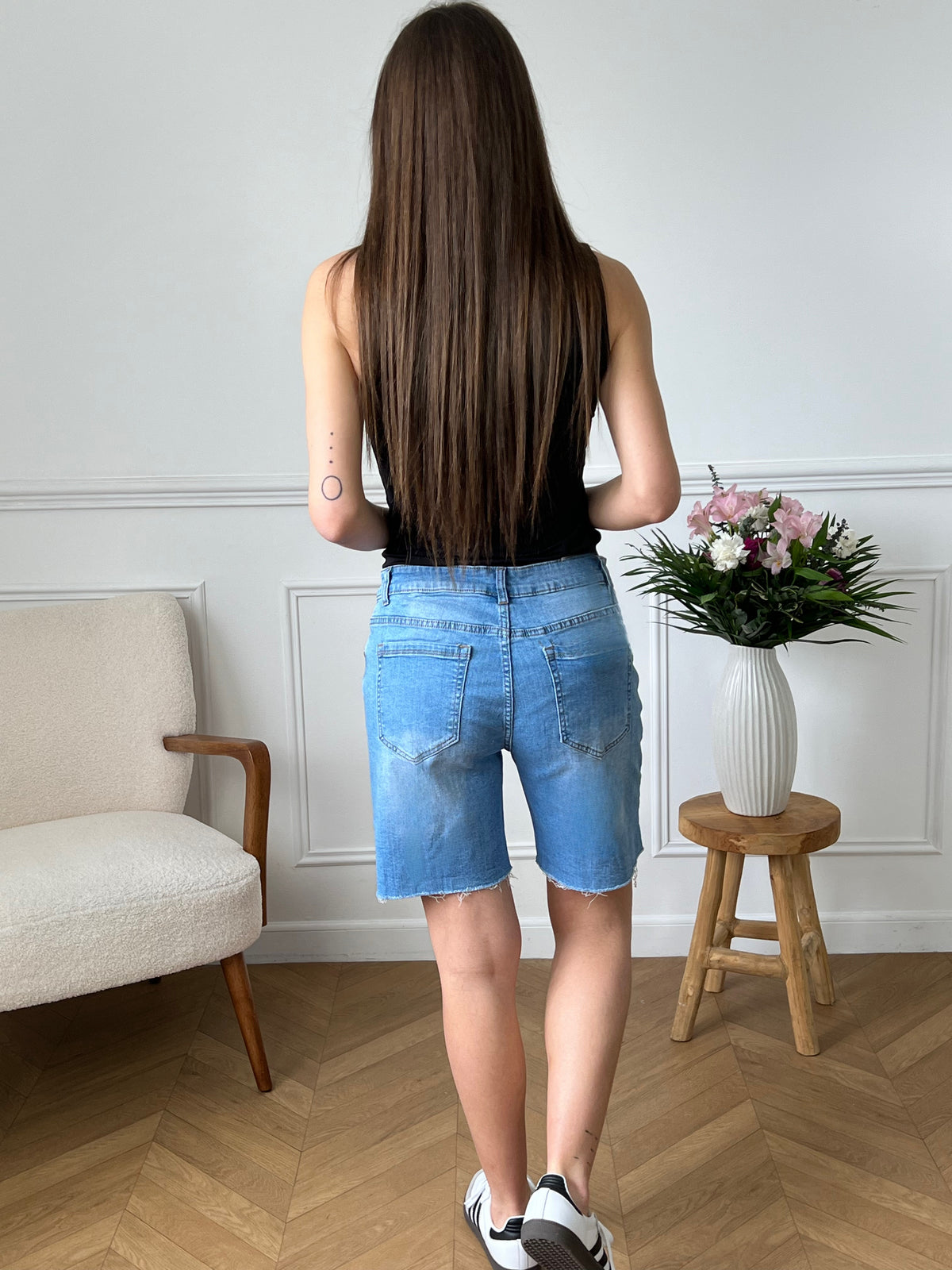 Ce short en jean bleu Zoyia est un indispensable pour toutes les occasions. Sa grande taille offre un confort optimal sans compromis sur le style. Ajoutez-le à votre garde-robe pour un look basique et tendance à la fois!